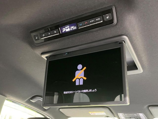 【フリップダウンモニター】大画面モニターで後席でもエンタメをお楽しみいただけます。小さなお子様にも大人気の装備です♪