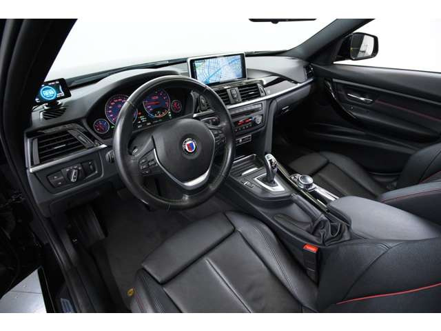 �C���e���A�ɂ��㎿�ȃ��U�[���p���[�^�[�p�l���Ȃǂ������A�ʏ��BMW 3�V���[�Y�Ƃ͈�����悷���ʂȋ�Ԃ����o���Ă��܂��B