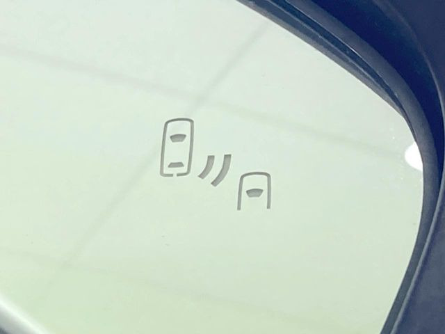 【ブラインドスポットモニター】走行中、ドアミラーの死角になりやすい箇所に後続車が接近するとサイドミラーのレンズに警告を表示!ドライバーに注意喚起をしてくれます。