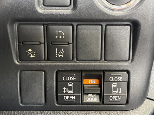【両側パワースライドドア】スマートキーや運転席のスイッチで後席両側スライドドアの開閉が可能♪電動だから力を入れてドアを開ける必要が無く、小さなお子様でも簡単に開け閉めでき快適です♪