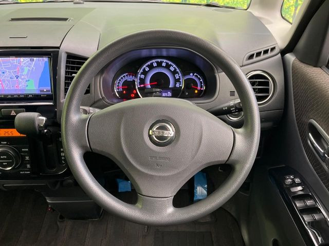�C���e���A�ɍ��킹���f�U�C���̃X�e�A�����O�́A�^�]�������̂��Ƃ��l���A�^�]���₷���`��A�傫���ł��B�����x�A���ۂɐG���Ă��m���߂��������B
