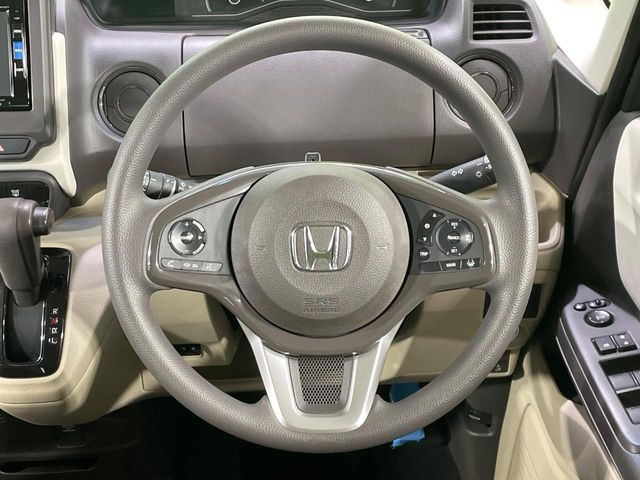 インテリアに合わせたデザインのステアリングは、運転される方のことも考え、運転しやすい形状、大きさです。是非一度、実際に触ってお確かめください。