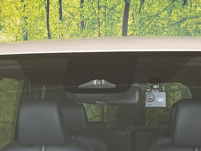 【トヨタセーフティセンス】走行中に前方の車両等を認識し、衝突しそうな時は警報とブレーキで衝突回避と被害軽減をアシスト。より安全にドライブをお楽しみいただけます。