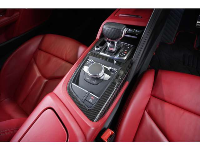 �Z���^�[�R���\�[����R8�炵���������������邱�Ƃ��ł��A�h���C�o�[���^�]�ɏW���ł���悤�ɑ���n���܂Ƃ߂��Ă��܂��B
