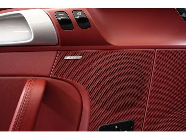BOSE�T���E���h�T�E���h�V�X�e�����I������Ă���A�ԓ���Ԃ��㎿�ȋ�Ԃւƕς��Ă���܂��B