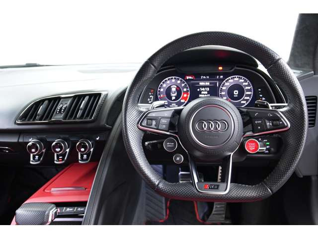 �X�e�A�����O�Ɋւ��Ă̓X�|�[�e�B�[�ȃf�U�C�����̗p���Ă���܂��B�h���C�o�[������₷���`���R8�̃X�|�[�c�h���C�r���O���ӎ������݌v�ƂȂ��Ă���܂��B