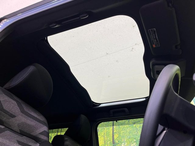 【サンルーフ】開放感たっぷりの希少装備、サンルーフが装着されています!車内に明かりを取り入れたり景色を楽しむ以外にも、車内の空気も簡単に換気できて快適です!