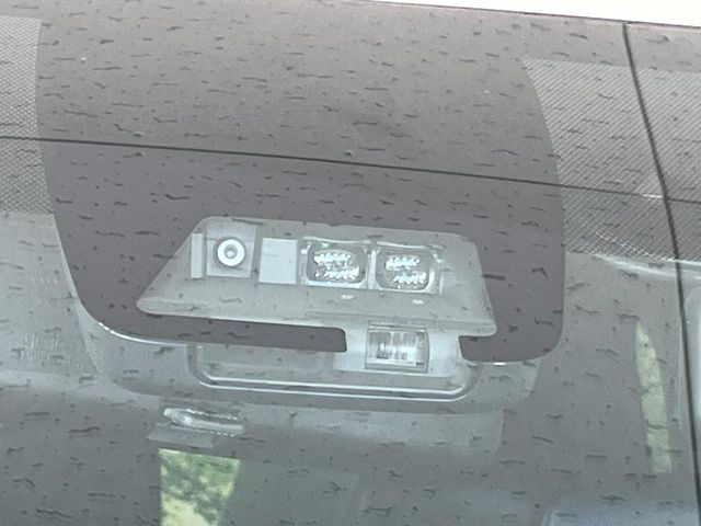 【トヨタセーフティセンス】走行中に前方の車両等を認識し、衝突しそうな時は警報とブレーキで衝突回避と被害軽減をアシスト。より安全にドライブをお楽しみいただけます。