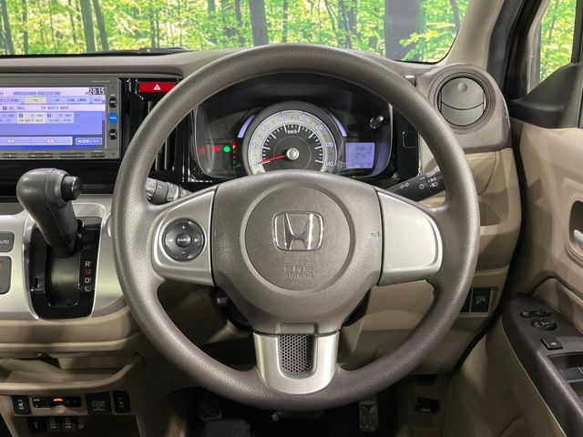 �C���e���A�ɍ��킹���f�U�C���̃X�e�A�����O�́A�^�]�������̂��Ƃ��l���A�^�]���₷���`��A�傫���ł��B�����x�A���ۂɐG���Ă��m���߂��������B