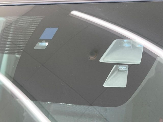 【スマートシティブレーキサポート】低速走行中に前方の車両等を認識し、衝突しそうな時は警報とブレーキで衝突回避と被害軽減をアシスト。より安全にドライブをお楽しみいただけます。