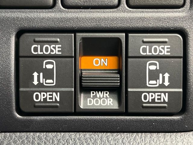 【両側パワースライドドア】スマートキーや運転席のスイッチで後席両側スライドドアの開閉が可能♪電動だから力を入れてドアを開ける必要が無く、小さなお子様でも簡単に開け閉めでき快適です♪