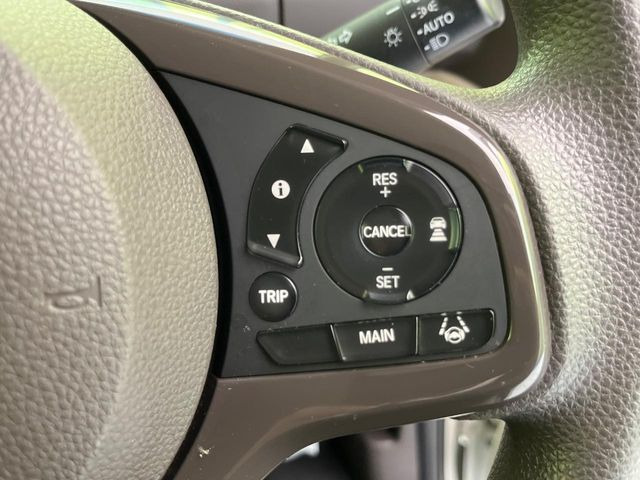 【アダプティブクルーズコントロール】高速道路での長距離走行が楽に!!自動で速度を保つクルーズコントロールが、衝突軽減システムと連携し、前方の車両を感知して車間を保つように速度調節してくれます!!