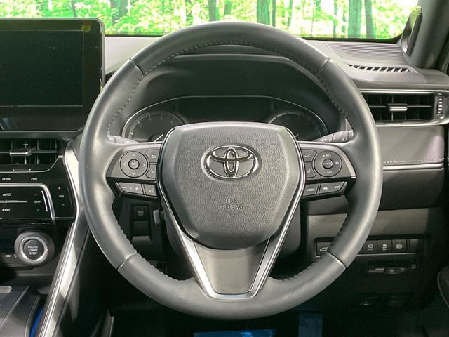 【ステアリングヒーター】冬場に冷たくなりやすい革巻きステアリングを、スイッチ一つで素早く適温に!エアコンよりも早く温まってくれるので、寒い日の運転も快適になりますね♪