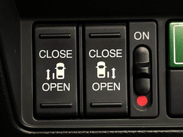 【両側パワースライドドア】スマートキーや運転席のスイッチで後席両側スライドドアの開閉が可能♪電動だから力を入れてドアを開ける必要が無く、小さなお子様でも簡単に開け閉めでき快適です♪