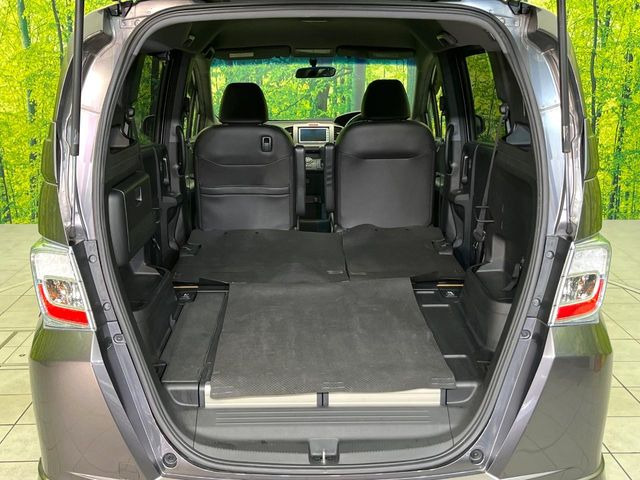 普段のお買い物や通勤、送迎等に十分な荷室スペースを確保しております。セカンドシートを倒すと、大きな荷物の積載も可能です♪