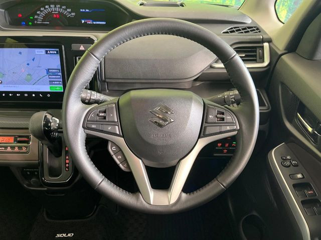 �C���e���A�ɍ��킹���f�U�C���̃X�e�A�����O�́A�^�]�������̂��Ƃ��l���A�^�]���₷���`��A�傫���ł��B�����x�A���ۂɐG���Ă��m���߂��������B