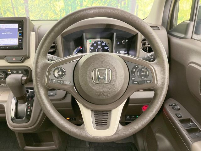 �C���e���A�ɍ��킹���f�U�C���̃X�e�A�����O�́A�^�]�������̂��Ƃ��l���A�^�]���₷���`��A�傫���ł��B�����x�A���ۂɐG���Ă��m���߂��������B