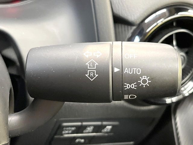 【オートライト】周りの明るさに応じて自動でヘッドライトの点灯・消灯ができる機能です!ライトの付け忘れ・消し忘れなどが無くなり、雨の日や夕方の走行も安心!トンネル通過時も便利ですね