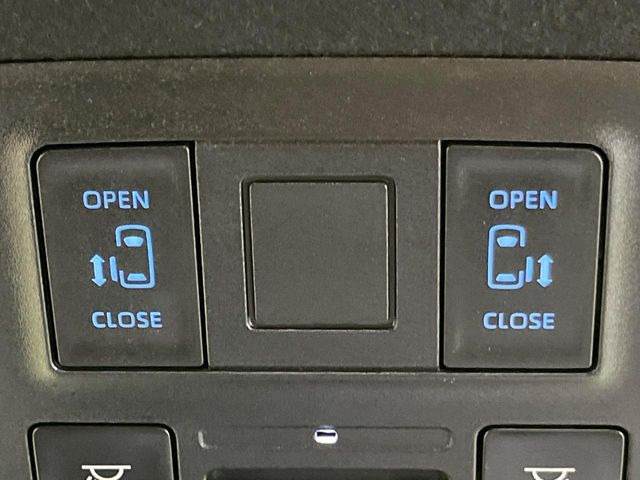 【両側パワースライドドア】スマートキーや運転席のスイッチで後席両側スライドドアの開閉が可能♪電動だから力を入れてドアを開ける必要が無く、小さなお子様でも簡単に開け閉めでき快適です♪