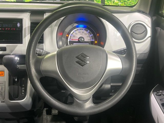 インテリアに合わせたデザインのステアリングは、運転される方のことも考え、運転しやすい形状、大きさです。是非一度、実際に触ってお確かめください。