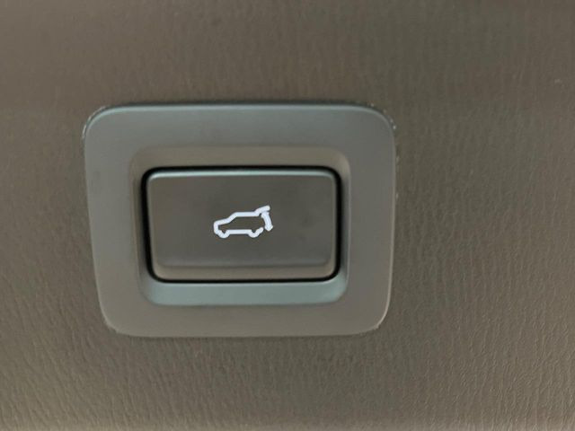【パワーバックドア】スマートキーや運転席のボタンを押すだけでリアゲートが自動で開閉します!荷物を持っている時や、高い位置にあるバックドアを閉める際に便利な機能です♪