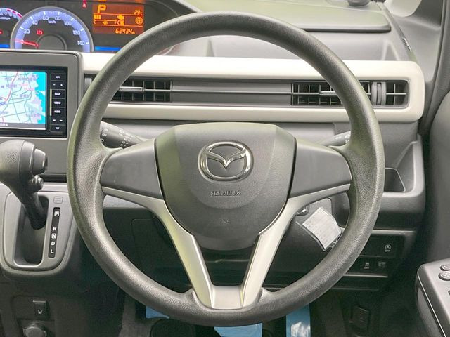 �C���e���A�ɍ��킹���f�U�C���̃X�e�A�����O�́A�^�]�������̂��Ƃ��l���A�^�]���₷���`��A�傫���ł��B�����x�A���ۂɐG���Ă��m���߂��������B