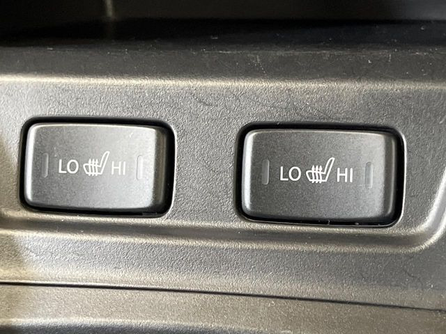 【シートヒーター】寒い日に重宝するシートヒーター!エアコンより早く温まってくれるので寒がりの人も安心ですね♪エアコンの温風は乾燥するから苦手、という方にもをおすすめです。