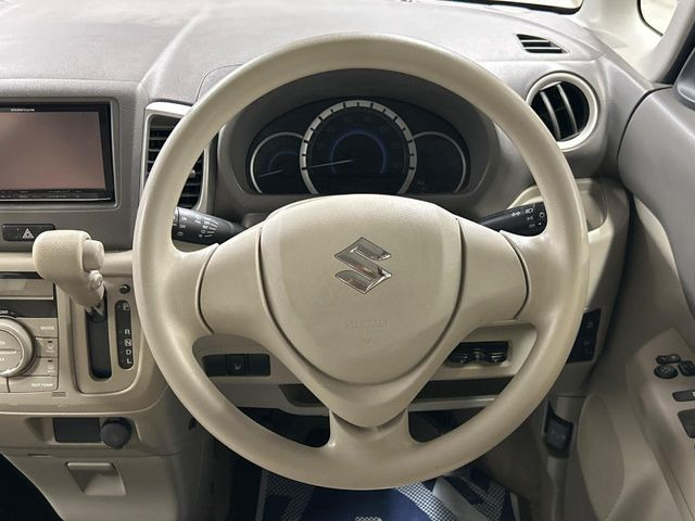 �C���e���A�ɍ��킹���f�U�C���̃X�e�A�����O�́A�^�]�������̂��Ƃ��l���A�^�]���₷���`��A�傫���ł��B�����x�A���ۂɐG���Ă��m���߂��������B