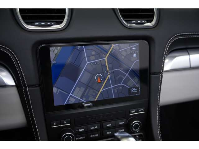 PCM�Ƀi�r�Q�[�V�������W���[��������AApple CarPlay�ɂ��Ή��B���莝���̃X�}�[�g�t�H����ڑ�����΁A�n�}�≹�y�����̂܂܉�ʏ�ł��g�����������܂��B