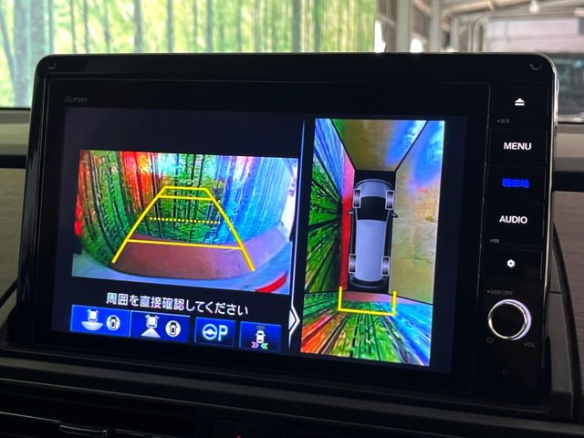 【マルチビューカメラシステム】専用のカメラにより、上から見下ろしたような視点で360度クルマの周囲を確認することができます☆死角部分も確認しやすく、狭い場所での切り返しや駐車もスムーズに行えます。