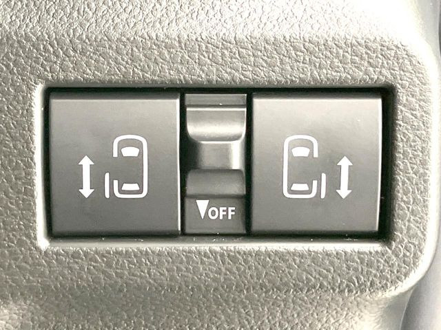 【両側パワースライドドア】スマートキーや運転席のスイッチで後席両側スライドドアの開閉が可能♪電動だから力を入れてドアを開ける必要が無く、小さなお子様でも簡単に開け閉めでき快適です♪