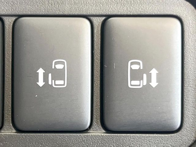 【両側パワースライドドア】スマートキーや運転席のスイッチで後席両側スライドドアの開閉が可能♪電動だから力を入れてドアを開ける必要が無く、小さなお子様でも簡単に開け閉めでき快適です♪