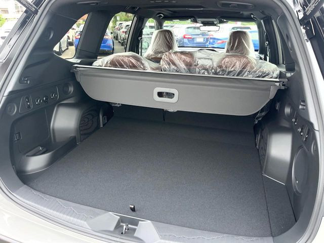 【パワーバックドア】スマートキーや運転席のボタンを押すだけでリアゲートが自動で開閉します!荷物を持っている時や、高い位置にあるバックドアを閉める際に便利な機能です♪