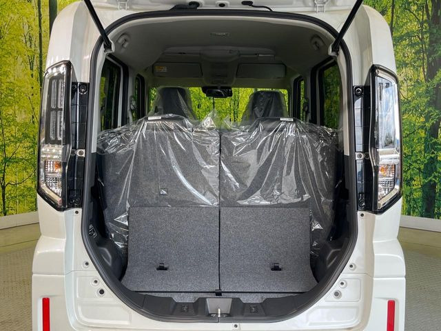 普段のお買い物や通勤、送迎等に十分な荷室スペースを確保しております。セカンドシートを倒すと、大きな荷物の積載も可能です♪