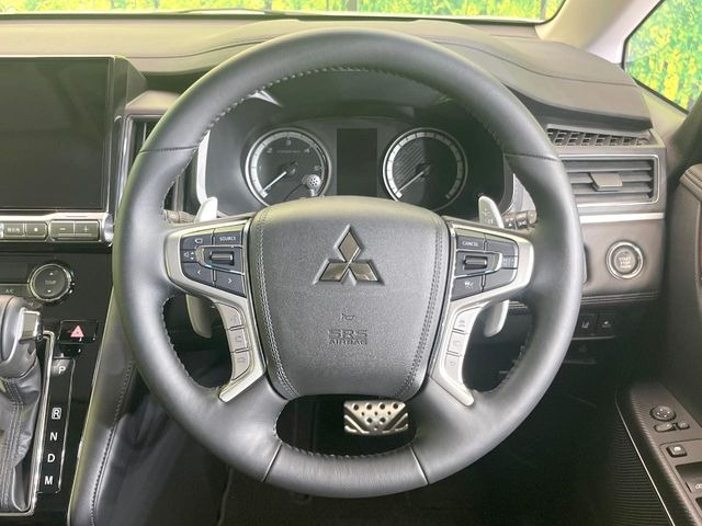インテリアに合わせたデザインのステアリングは、運転される方のことも考え、運転しやすい形状、大きさです。是非一度、実際に触ってお確かめください。