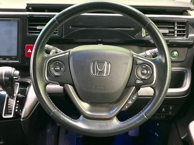 【純正革巻きステアリング】上質な革を使用することで、手にしっかり馴染みとても運転しやすいハンドルです♪