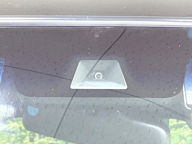 【ホンダセンシング】走行中に前方の車両等を認識し、衝突しそうな時は警報とブレーキで衝突回避と被害軽減をアシスト。より安全にドライブをお楽しみいただけます。