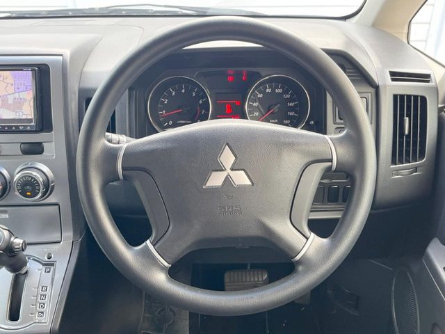 �C���e���A�ɍ��킹���f�U�C���̃X�e�A�����O�́A�^�]�������̂��Ƃ��l���A�^�]���₷���`��A�傫���ł��B�����x�A���ۂɐG���Ă��m���߂��������B