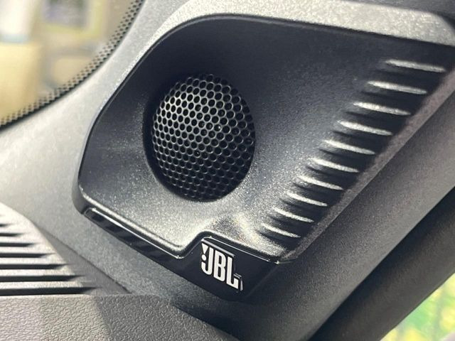 �yJBL�T�E���h�V�X�e���z���[�J�[�I�v�V�����̍��i�ʃT�E���h�V�X�e���𓋍ځB��p�̃`���[�j���O���{���ꂽ�召�l�X�ȃX�s�[�J�[����ǎ��ȃT�E���h���t�ł��A�Տꊴ���ӂ�鉹����Ԃ����o���܂��B