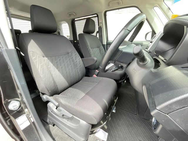 運転席まわりには十分なスペースがあり、大柄な方でもゆったり運転していただける環境です。