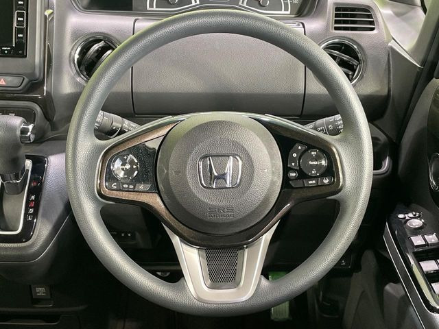 【ステアリングスイッチ】運転中、前方から目線をそらすことなく、オーディオ等の操作が可能な便利機能!安心&快適なドライブを演出してくれます♪