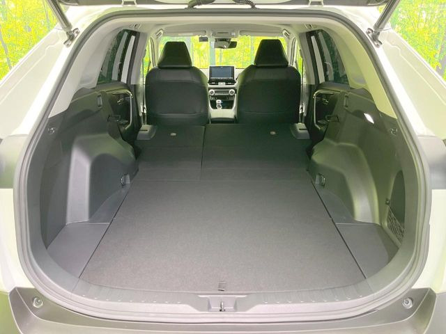 積み下ろしのしやすいデッキにはたっぷりと荷物を積み込んでいただけます。遊びから仕事まで、様々なシーンで頼れます♪