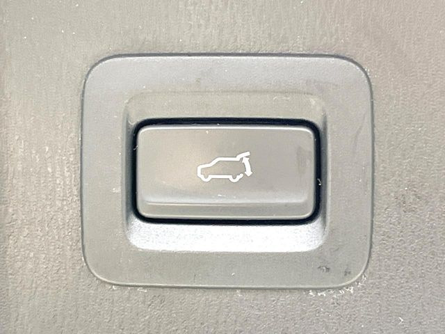 【パワーバックドア】スマートキーや運転席のボタンを押すだけでリアゲートが自動で開閉します!荷物を持っている時や、高い位置にあるバックドアを閉める際に便利な機能です♪