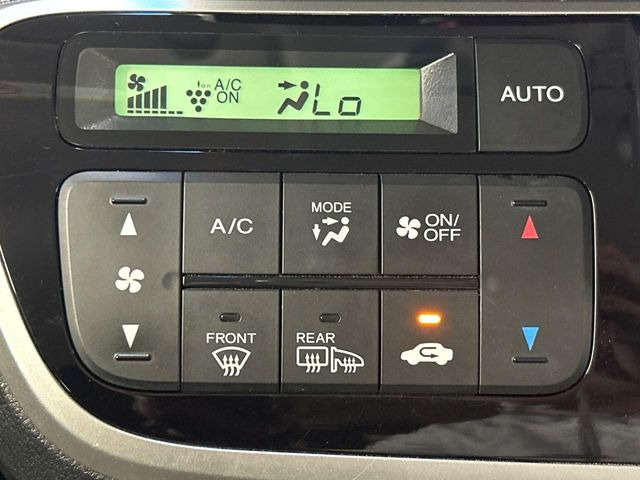 【オートエアコン】一度お好みの温度に設定すれば、車内の温度を検知し風量や温度を自動で調整。暑い&hellip;寒い&hellip;と何度もスイッチ操作をする必要はありません。快適な車内空間には必須の機能ですね♪