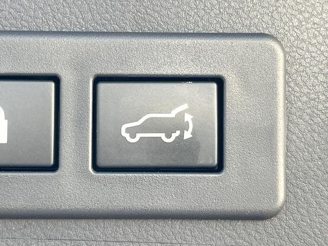 【パワーバックドア】スマートキーや運転席のボタンを押すだけでリアゲートが自動で開閉します!荷物を持っている時や、高い位置にあるバックドアを閉める際に便利な機能です♪