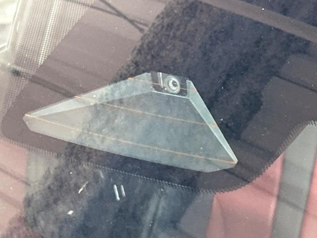 【プリクラッシュセーフティ】前方の車両等を検知し、衝突しそうな時は警報で注意を促し、ブレーキを踏む力をサポート。ブレーキを踏めなかった場合は衝突被害軽減ブレーキが作動、衝突回避をサポートします。