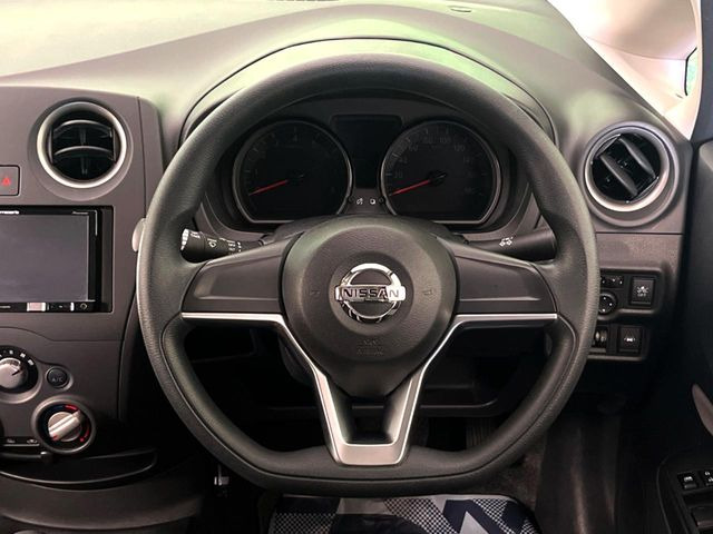 �C���e���A�ɍ��킹���f�U�C���̃X�e�A�����O�́A�^�]�������̂��Ƃ��l���A�^�]���₷���`��A�傫���ł��B�����x�A���ۂɐG���Ă��m���߂��������B