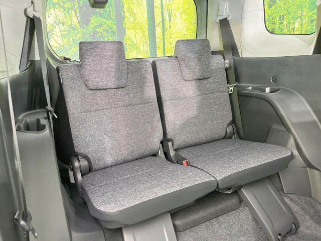 3列目シートはもちろん状態良好☆大人でもゆったりと座って頂けますので、大人数でのお出かけもラクラクです♪ご家族で、気の知れた仲間で、ドライブに行くのが楽しみですね♪