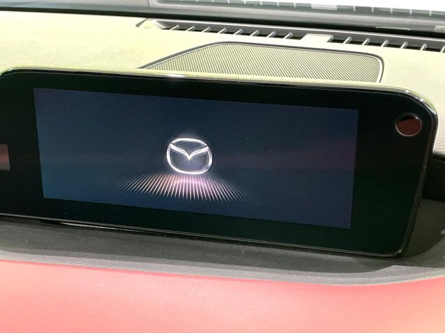 【8.8インチマツダコネクト】車内の雰囲気にマッチした大型のディスプレイ。スマホ接続でのナビ使用やBluetooth再生等、様々な機能が楽しめます。直感的なダイヤル操作が可能で、使い勝手も良好です。