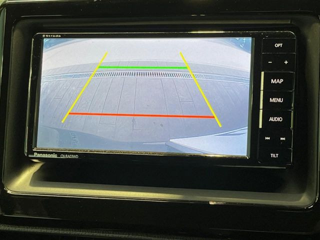 【バックカメラ】駐車時に後方がリアルタイム映像で確認できます。大型商業施設や立体駐車場での駐車時や、夜間のバック時に大活躍!運転スキルに関わらず、今や必須となった装備のひとつです!